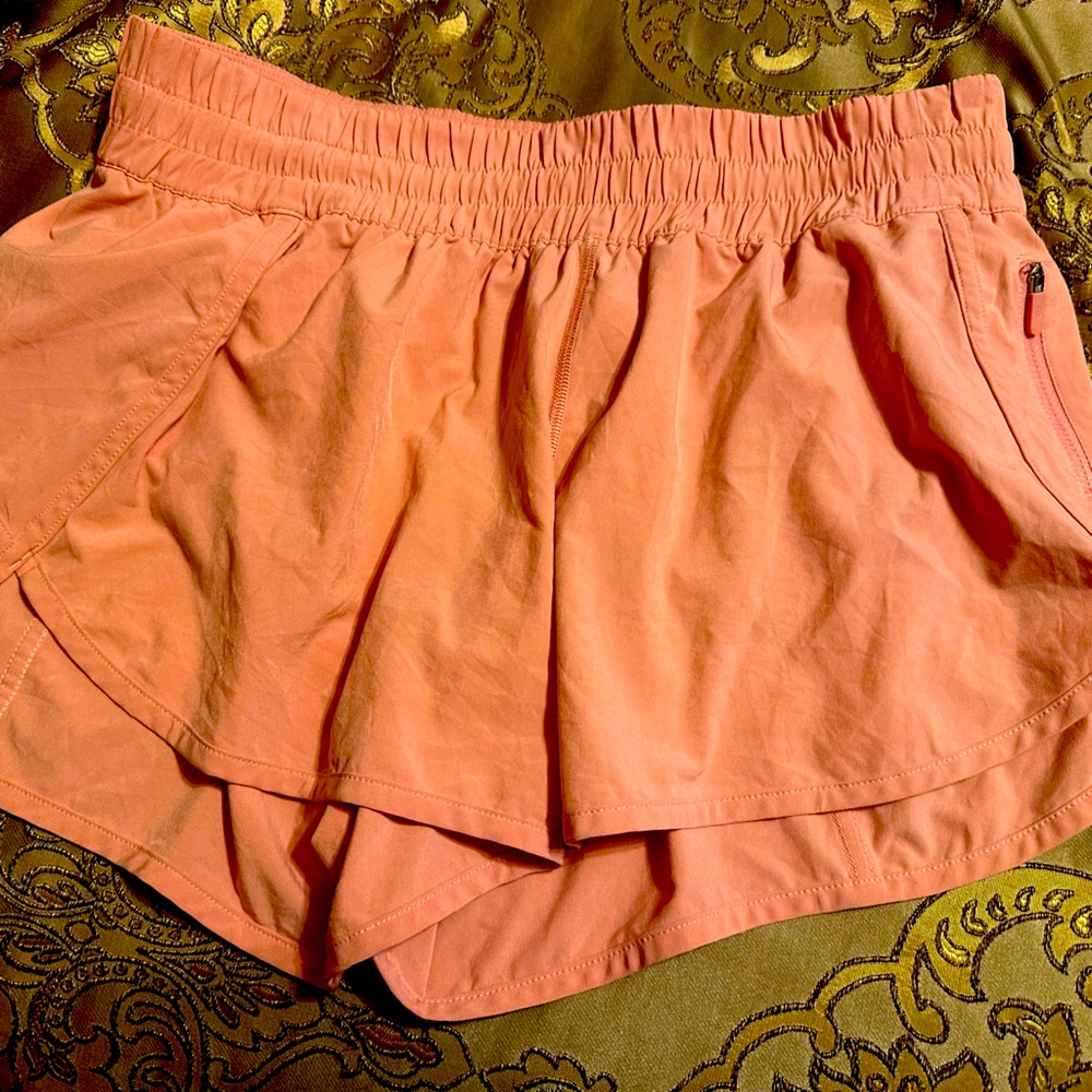 Women’s lululemon tracker shorts 4”